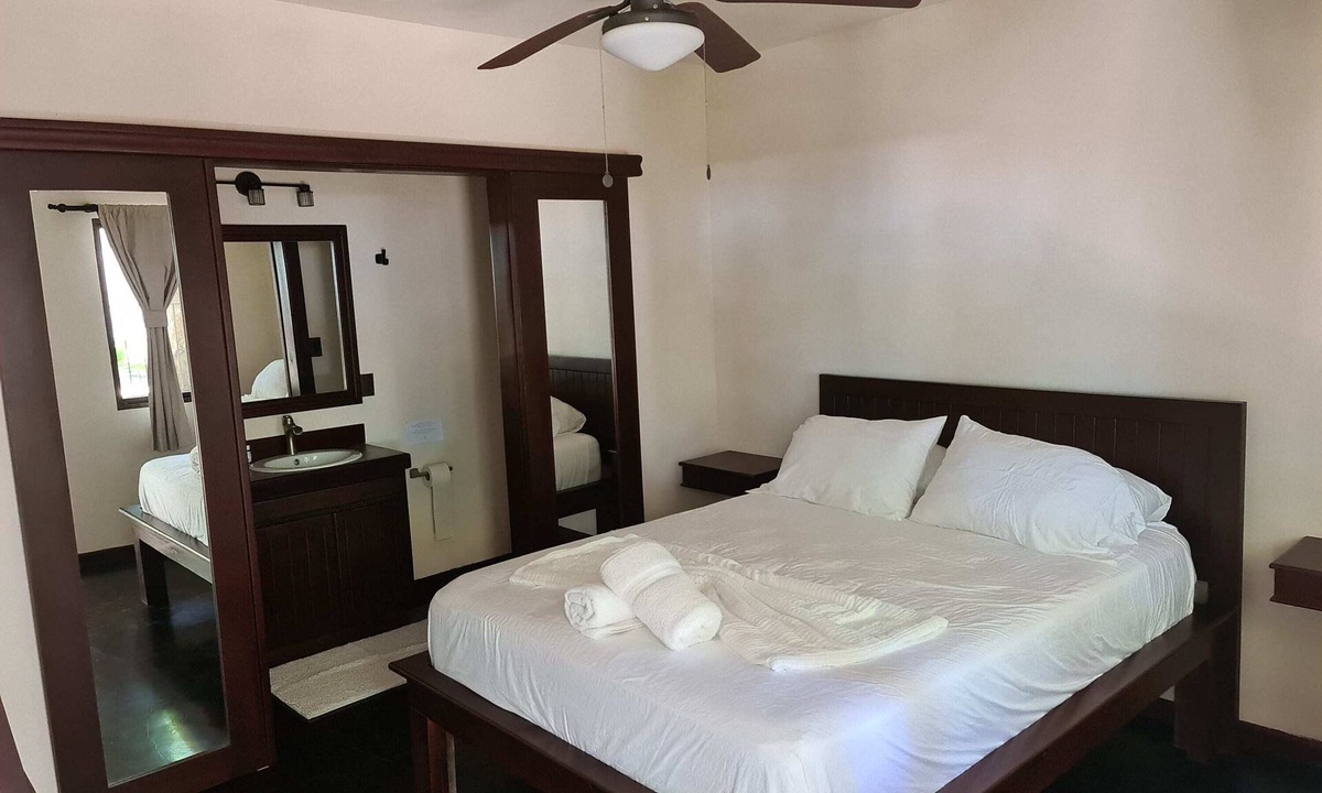 Dominical Hotel | La Paz Butterfly Garden Queen Room at Hona Beach Hotel