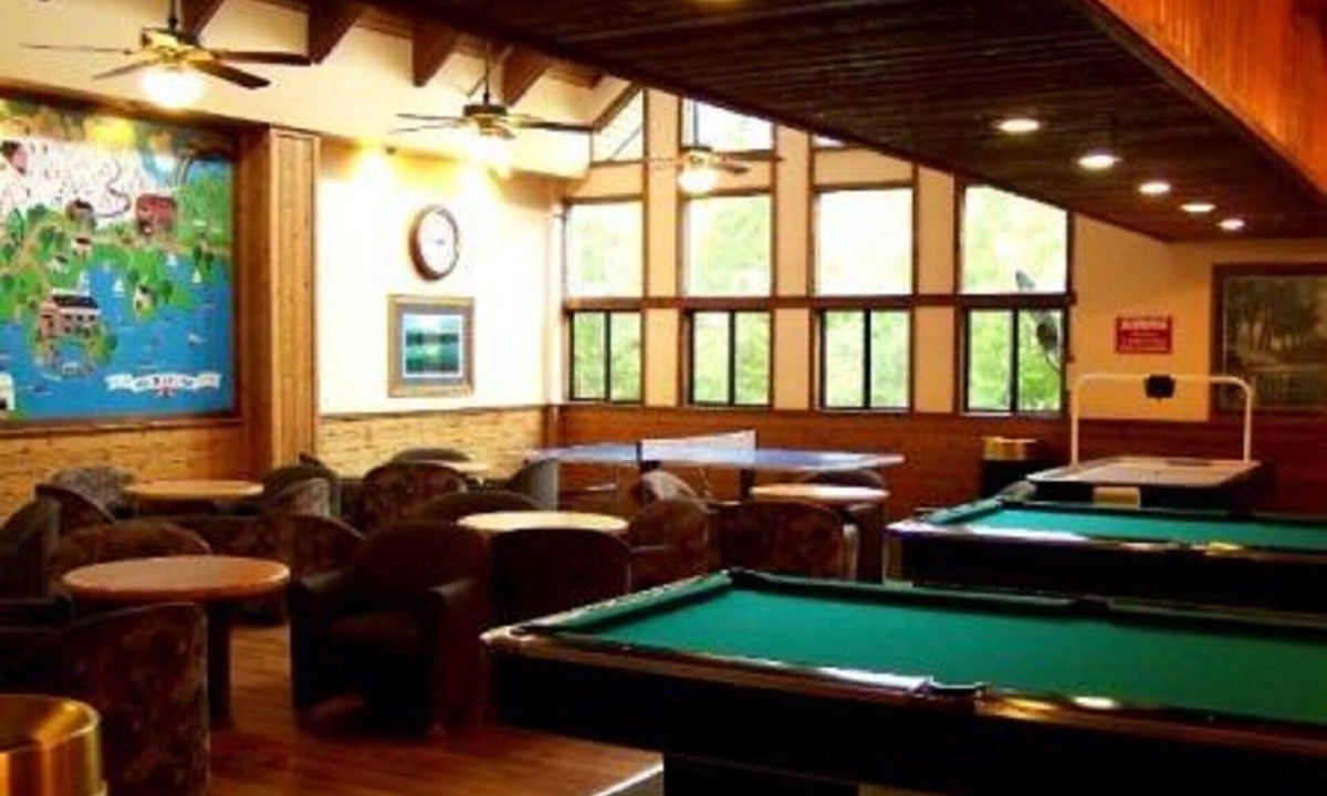 Big Bear Lake Hotel | Lagonita Lodge Resort- Heated Indoor Pool & Spa - Game Room - On The Lake 3