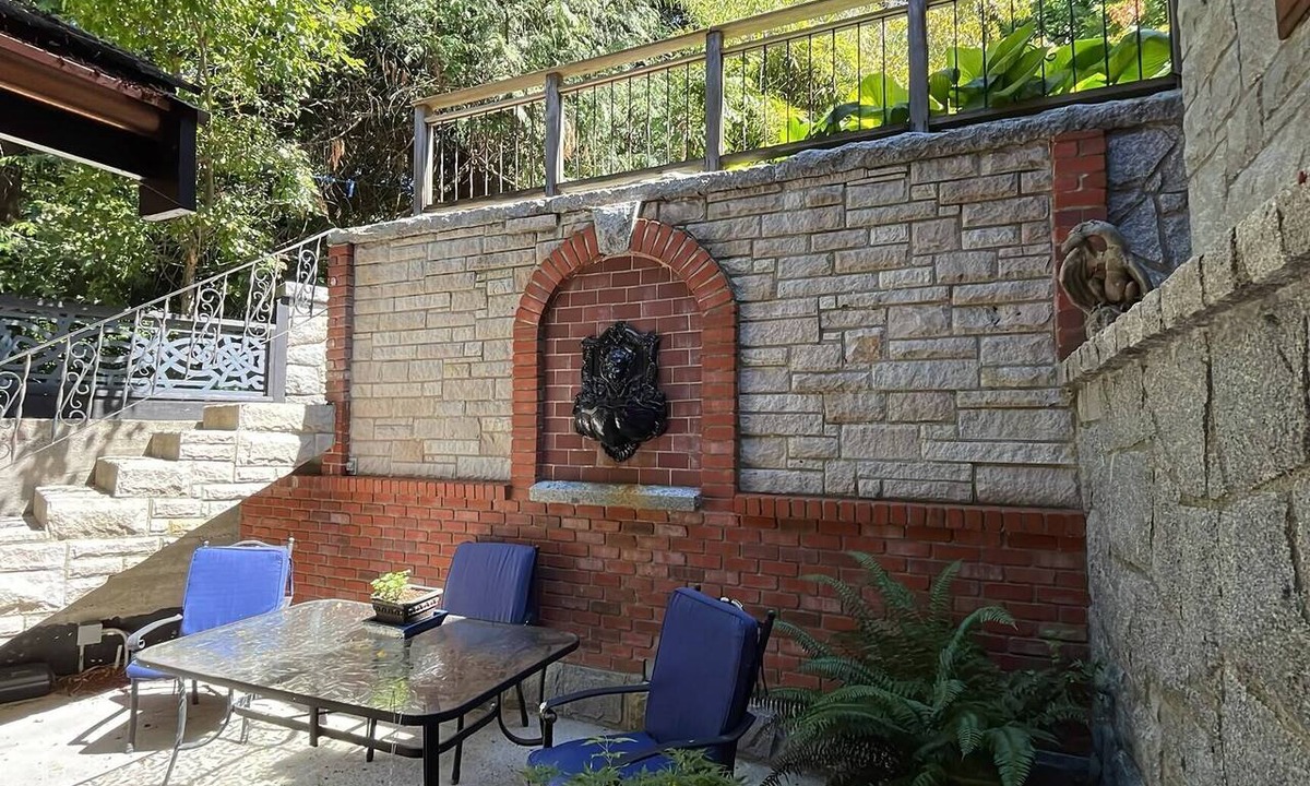 Metro Vancouver Regional District Apartment | Lakeside Lodging. Charming mountain getaway 1-bed studio apt for leisure or work