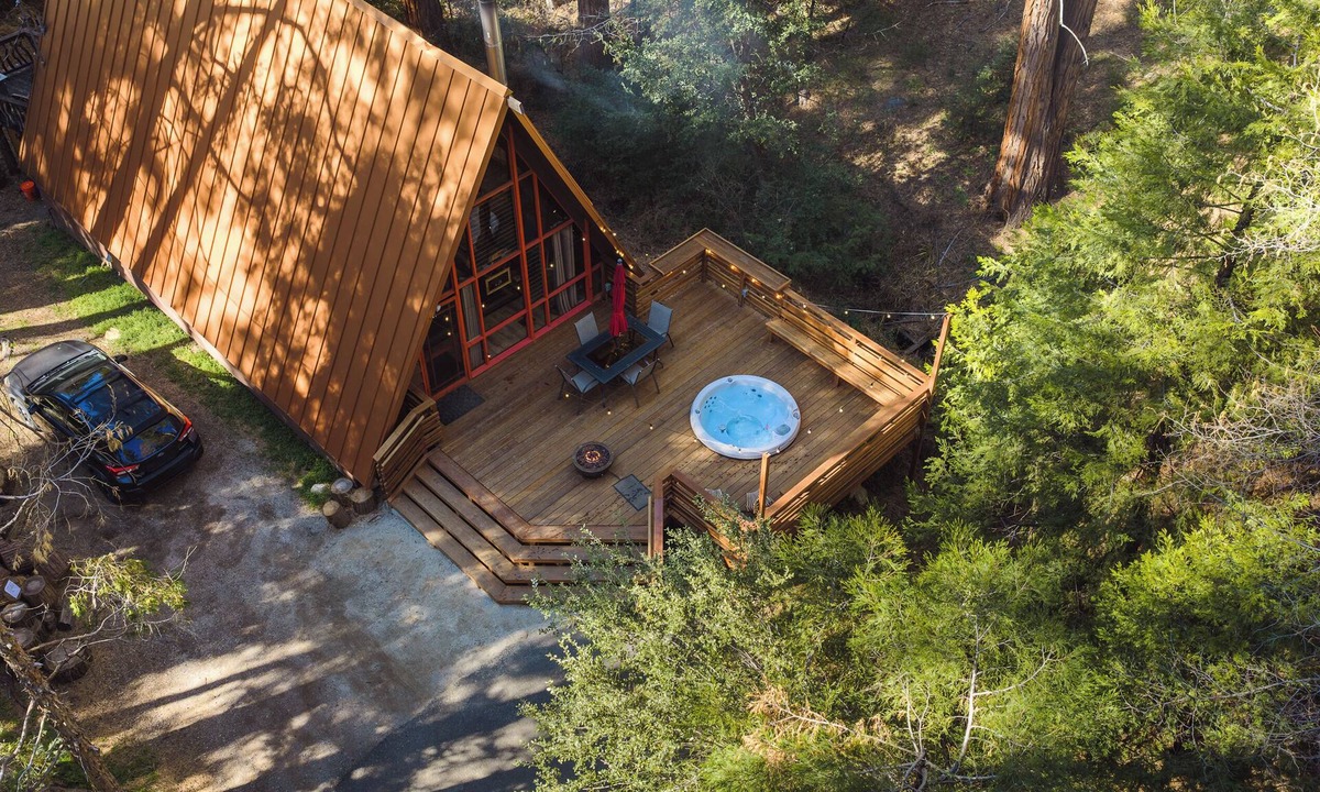 Idyllwild Cabin | Landmark Sunset Mag A-frame! 1/4 mile walk to town. Sundance spa, AC & pets ok. Mountain soul.