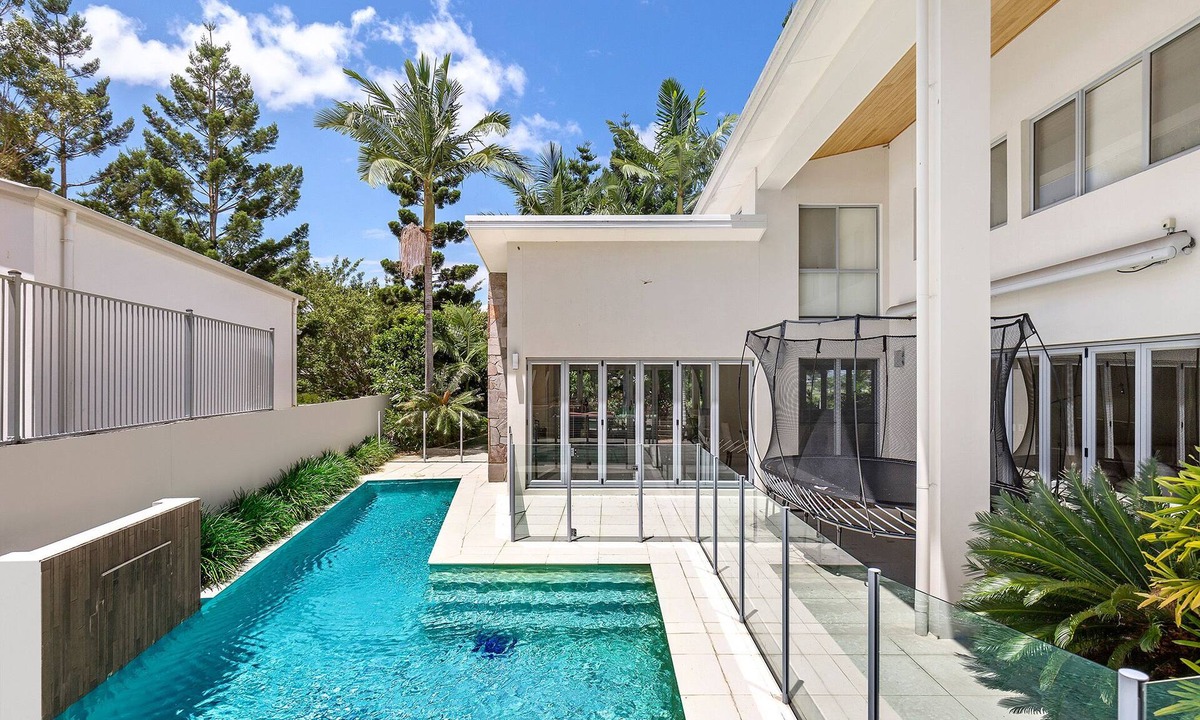 Benowa House | Large family home in golf resort