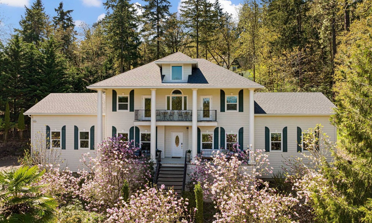 South Hills House | Large Groups Welcome! 4100sq feet! Giant hot tub, game room, views!