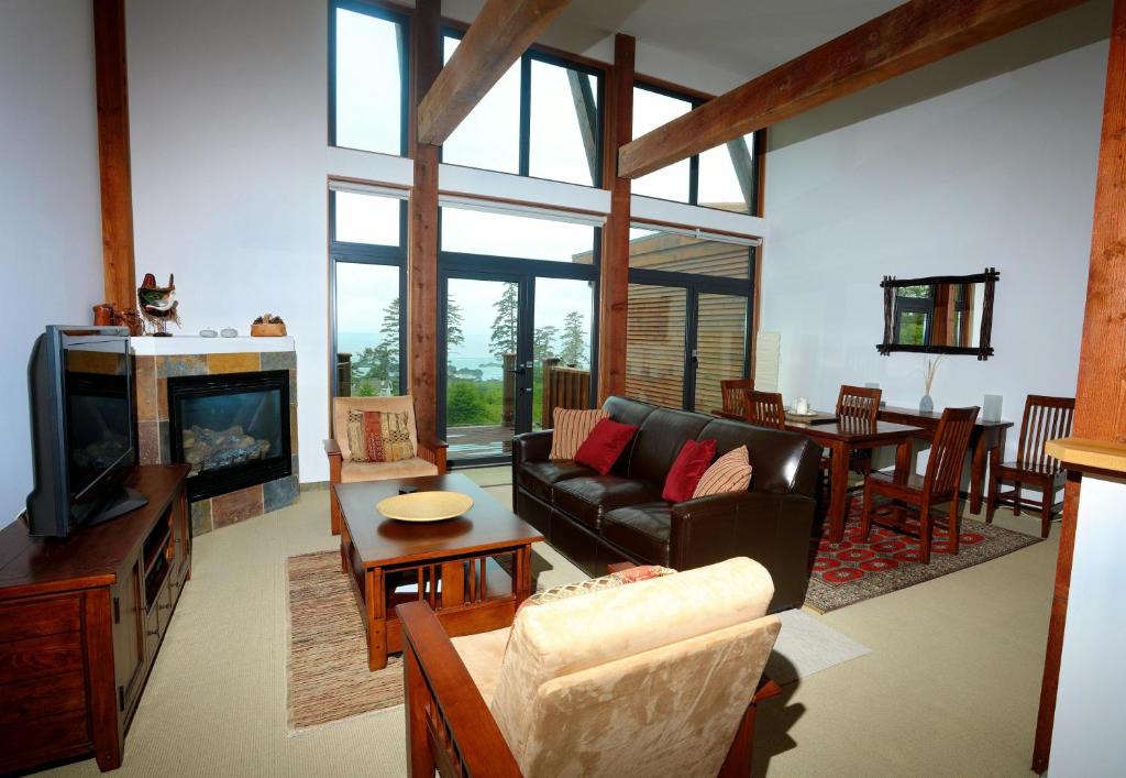 Ucluelet Apartment | Large Luxurious Oceanview Villa - Pacific Rim Retreat