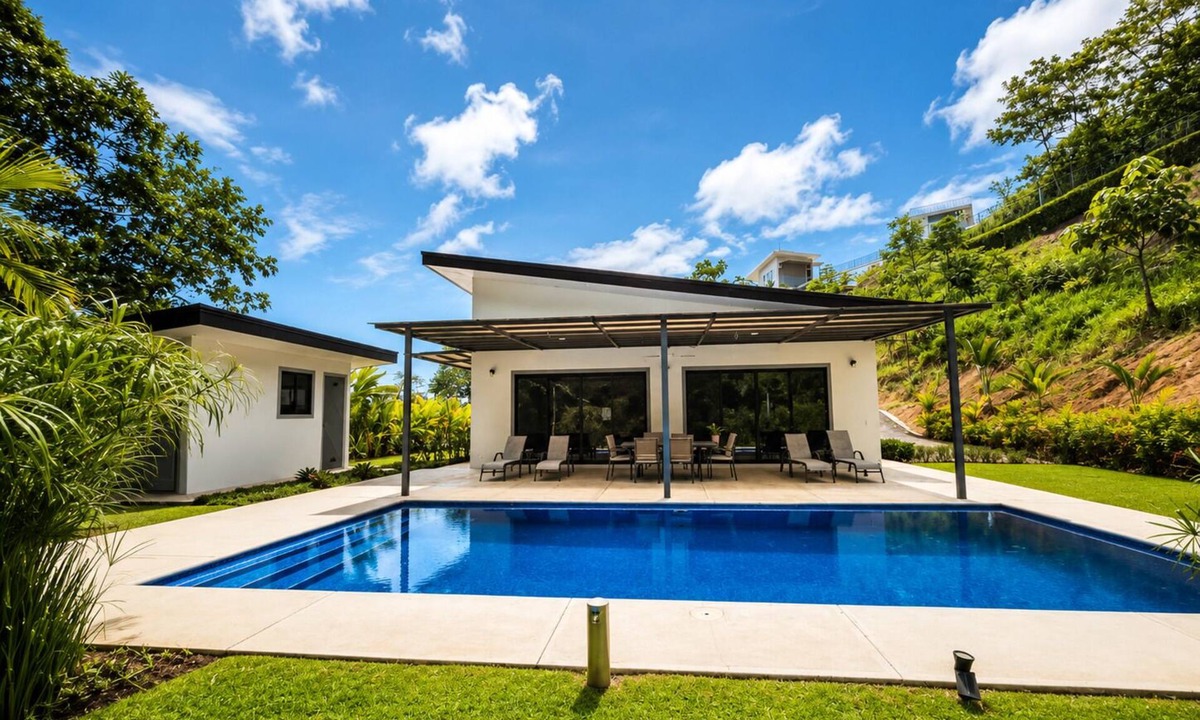 Ballena House | Large Modern 3-BED house with pool, AC and WiFi in Uvita
