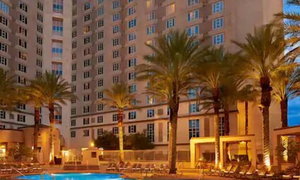 Las Vegas Apartment | Las Vegas | Desert Escape | Resort Pool & Near Strip