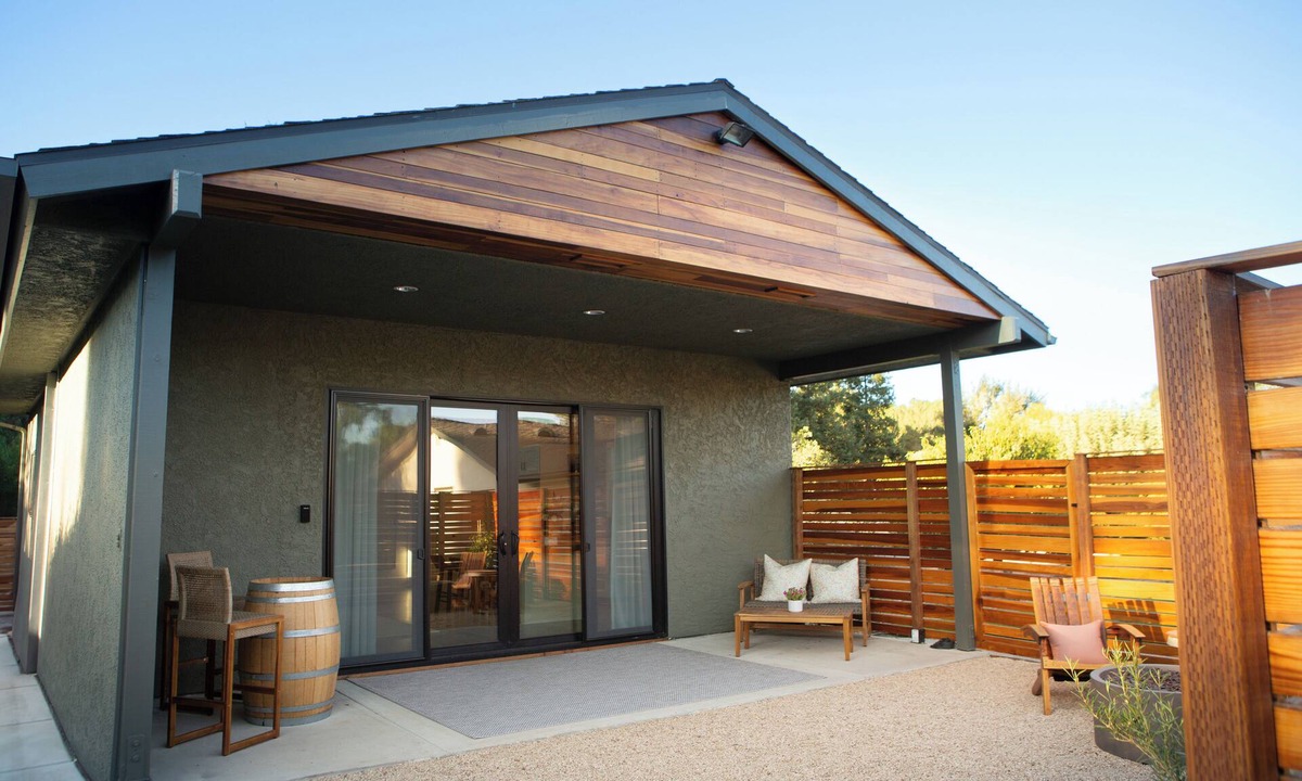 Los Olivos Cottage | Lasso Lodge ~ Walking distance to wine tastings and restaurants! King size bed