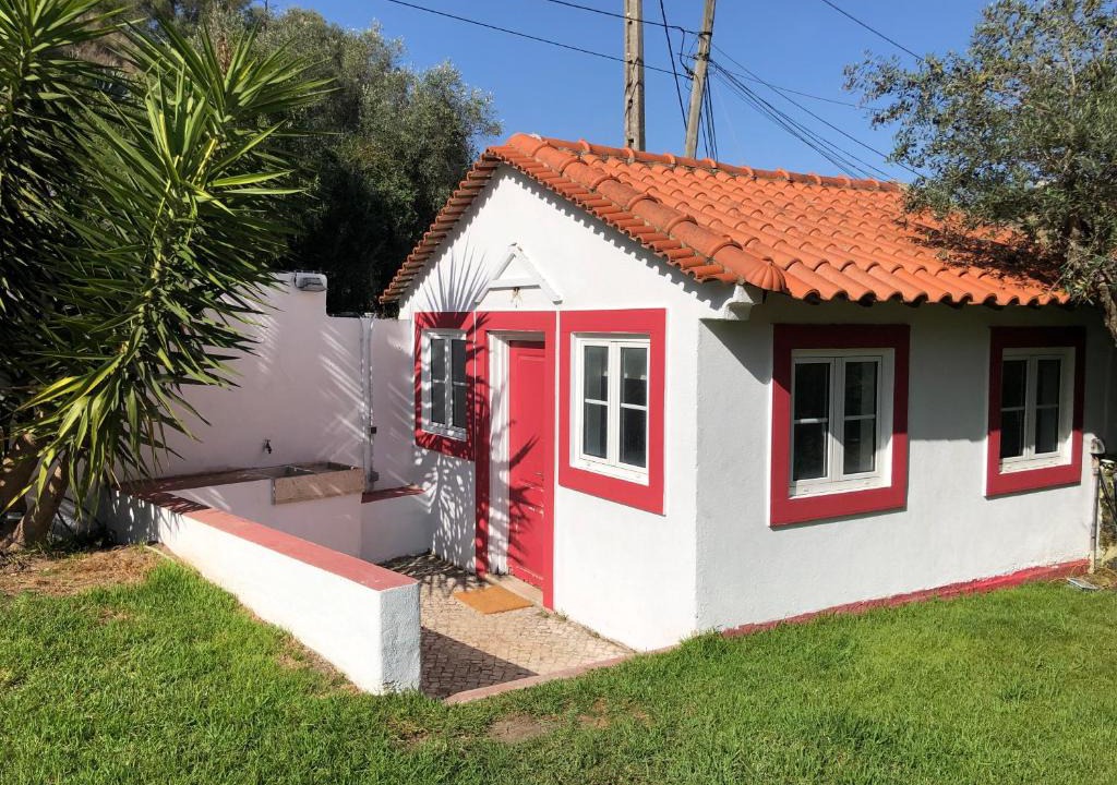 Linda-a-Velha Ski Chalet | Lisbon Cozy House w/Garden and Pool