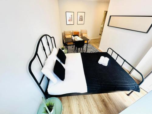 Santo Condestavel Apartment | Lisbon Orange House - Modern Two-Bedroom Apartment RC D