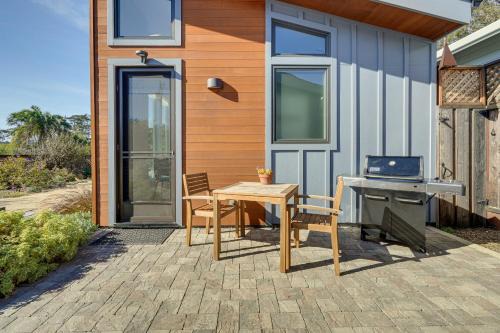 El Granada Apartment | 'Little House By the Sea': Steps to Surfers Beach!