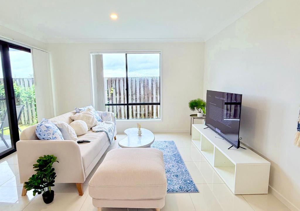 Pimpama House | Little Santorini Retreat - Family Home near Theme Parks