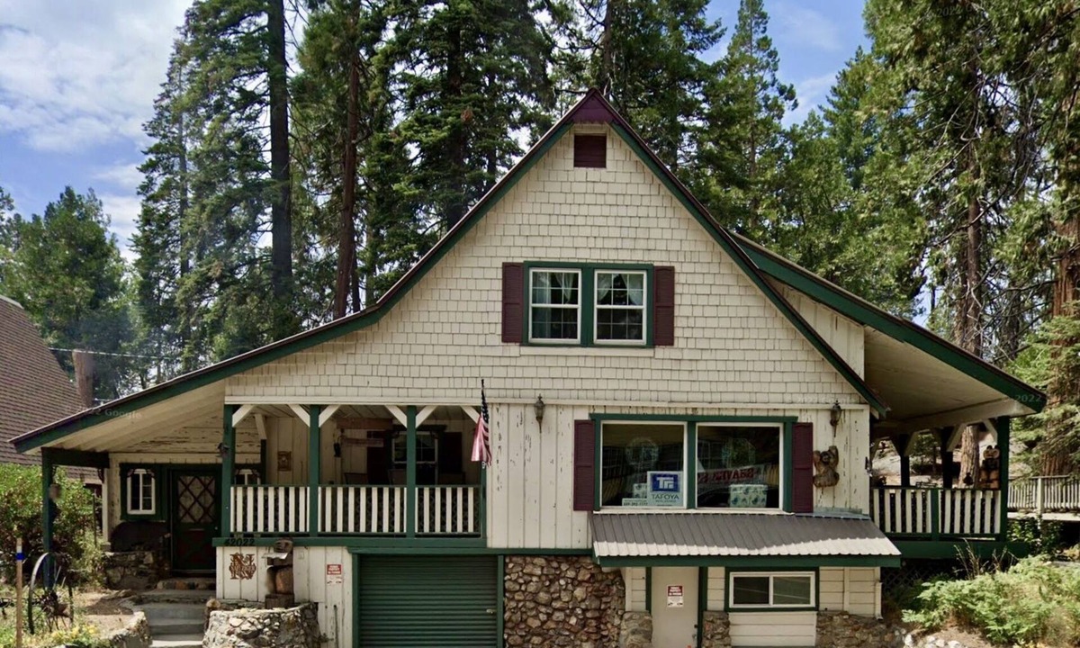 West Village Cabin | LOCATION, LOCATION, LOCATION! Charming West Village Cabin In Town- 2 Miles/Lake.
