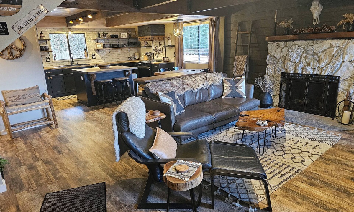 Big Bear Lake House | LOCATION, LOCATION: NEW REMODEL. FIVE START PROPERTY. YOU WILL LOVE THIS HOME!