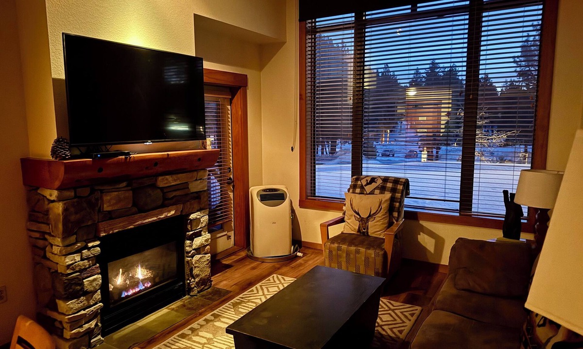 Mammoth Lakes Resort | Location! Prime Heart of Village- Walk to Gondola