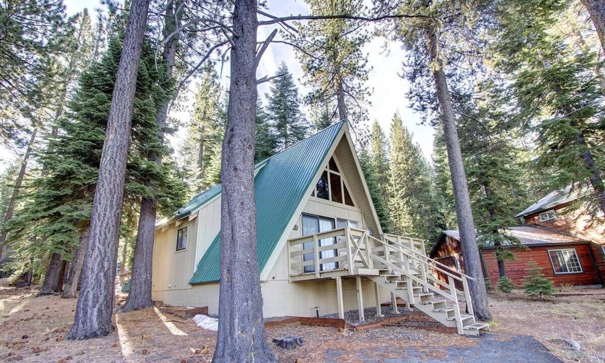 Pioneer Trail House | Lodgepole Chalet | A-frame Cabin | Deck