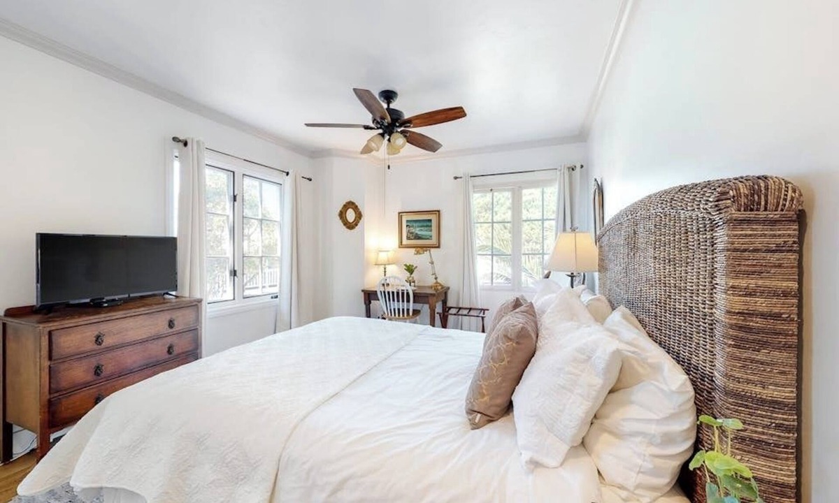 East Beach Apartment | Lovely corner unit studio with patio & grill - 1 block to famed East Beach