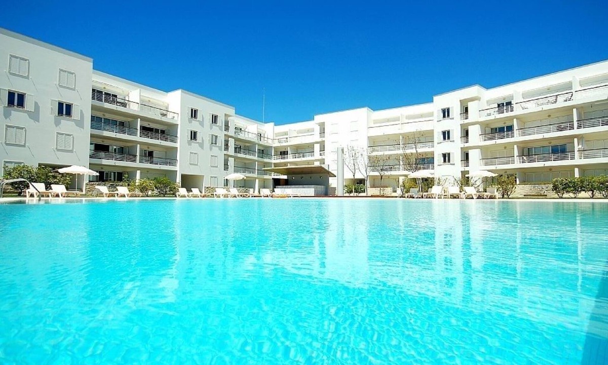 Telheiro Apartment | Lovely Townhouse on Lagos Marina with swimming pool, Air Con & WiFi
