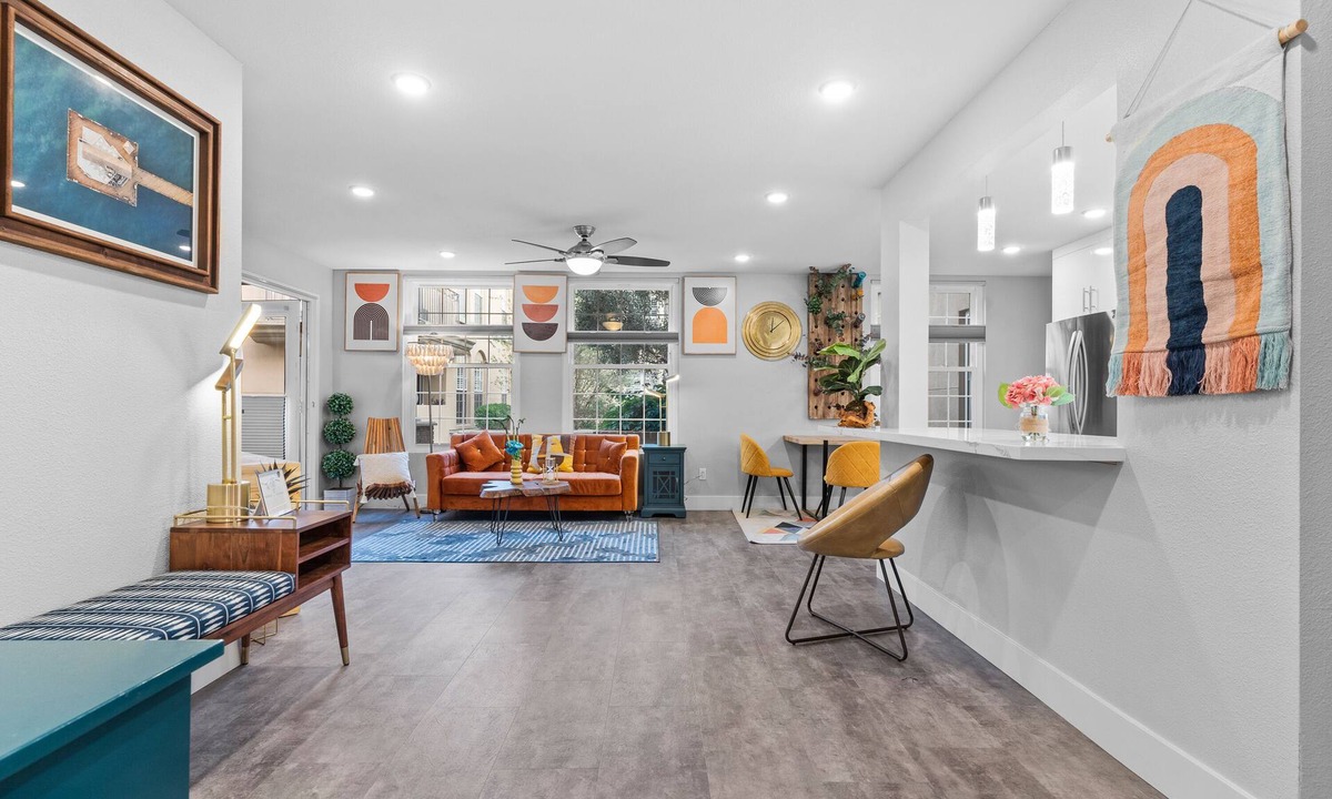 Hillcrest Condo | Luxe Modern Escape. Pool,H.Tub+Park+ Gym, Close to beaches and walk everywhere !