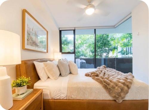 Cannon Hill Apartment | Luxe Retreat - Airport 13 mins, Free Parking, Train, Bus, Shops & Parks Nearby
