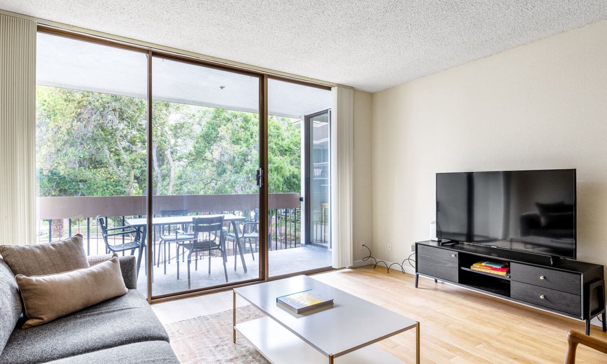 Central San Mateo Apartment | Luxe San Mateo 1BR w/W/D, Pool, near stores and Caltrain, by Blueground