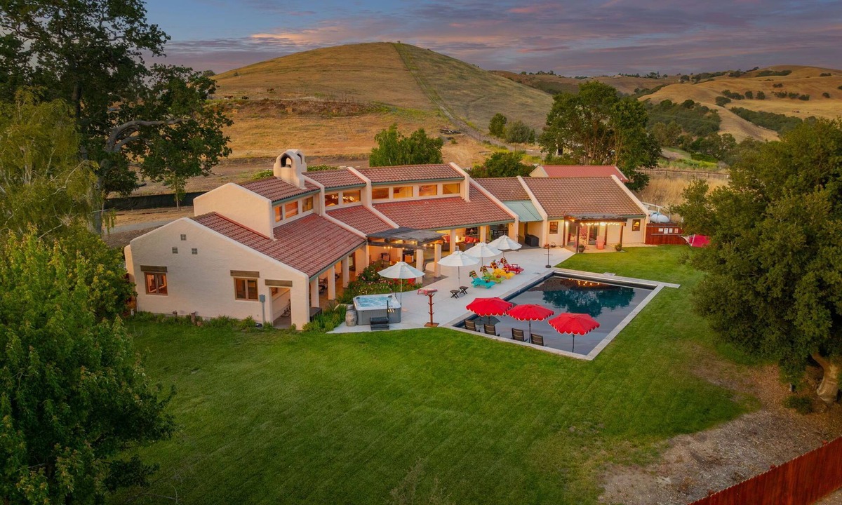 Templeton House | Luxe, sleeps 8, Spa, Pool, EV, Kings, No Chores! Designer Retreat & Epic Yard!
