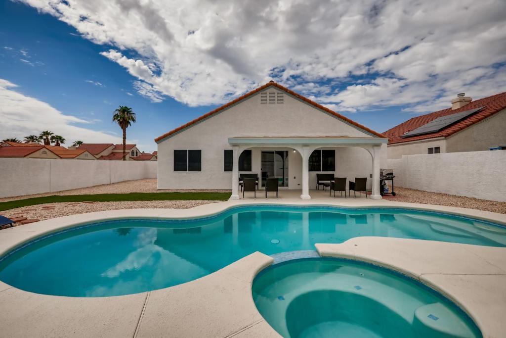 North Las Vegas House | Luxurious House With A Pool, Spa, and Patio, Sleeps 6 Comfortably