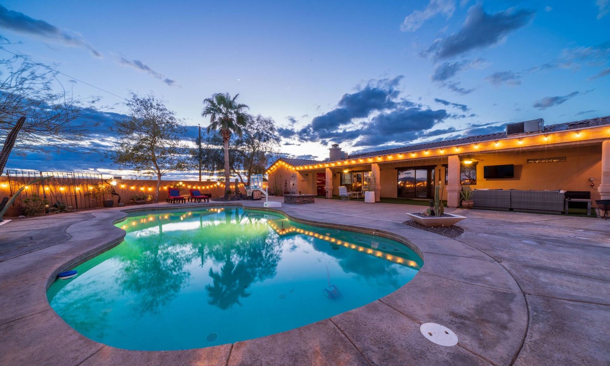 Lake Havasu City House | Luxurious oasis 6bd 4b heated pool available, detached Casita. Sleeps 20 in beds