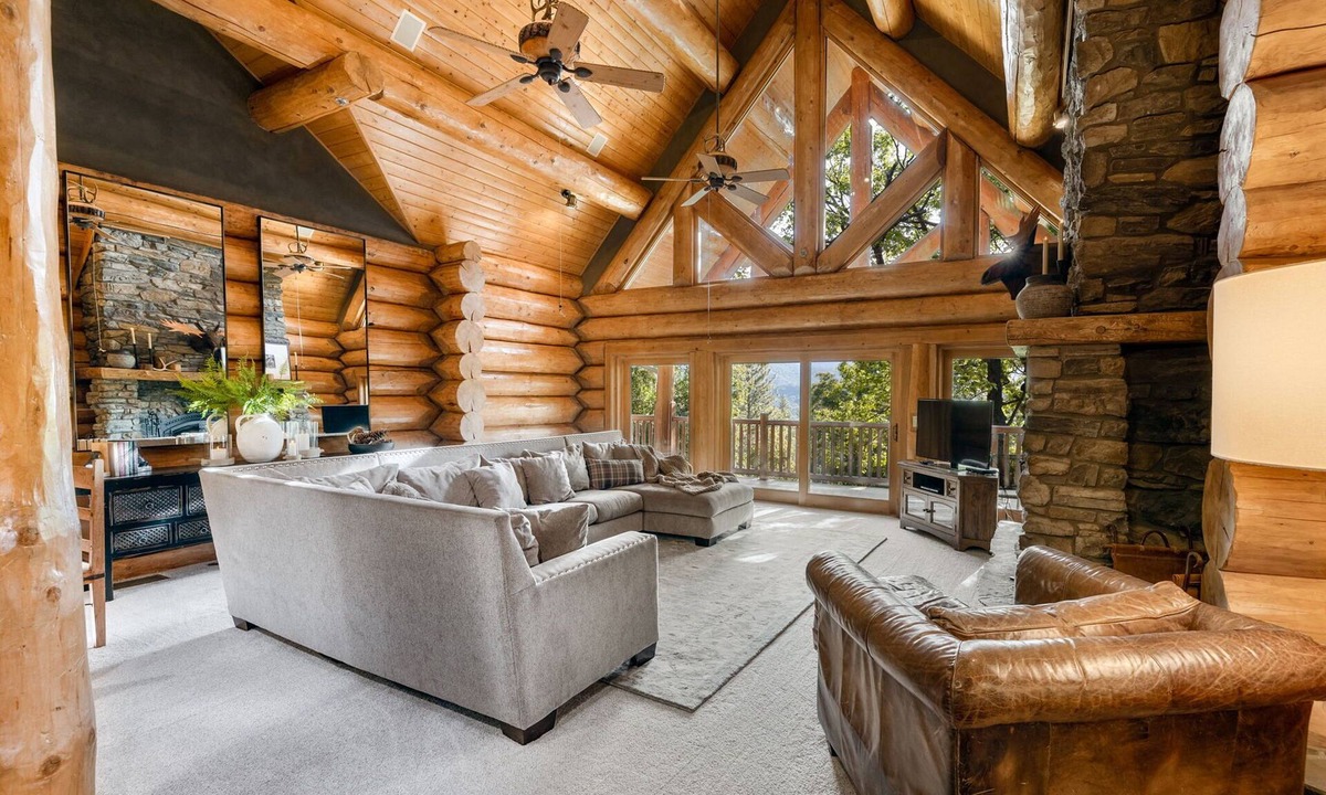 Wishon Cabin | Luxurious Rustic Log Cabin- Moosehead Lodge Bass Lake