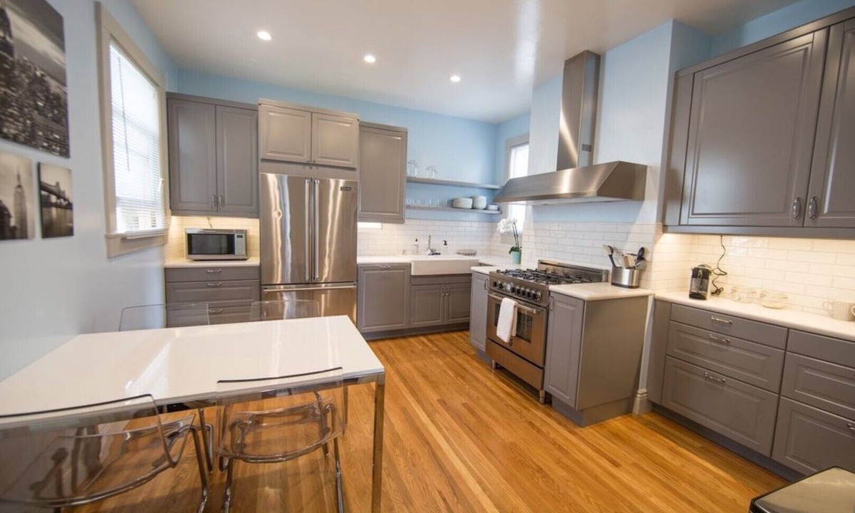 Russian Hill Apartment | Luxury 2 bedroom 1 bath Penthouse in prime neighborhood. ORGANIC SANITATION