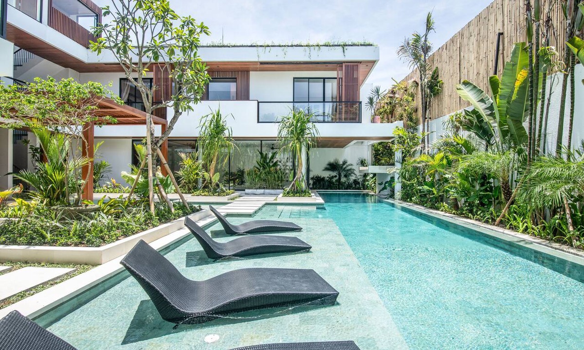 Berawa Villa | Luxury 5BR Villa, 200m to Brawah's Beach Bliss