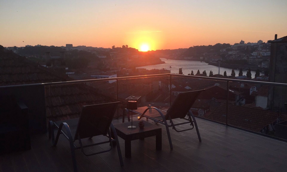 Santa Marinha Apartment | Luxury apartment with 175 square meters, bright and central, close wine cellars