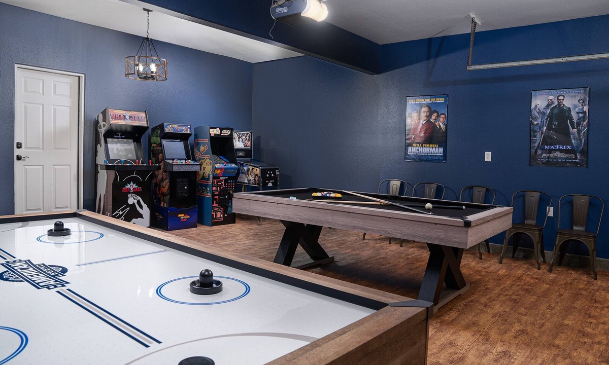Coachella House | Luxury Clean 2,654 SF home Pool, Spa, Arcade Game Room and Home Theatre for 14!