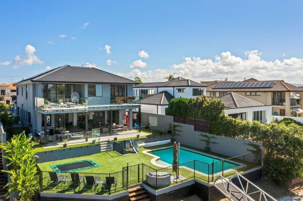 Surfers Paradise House | Luxury Family Friendly Home in Surfers Paradise
