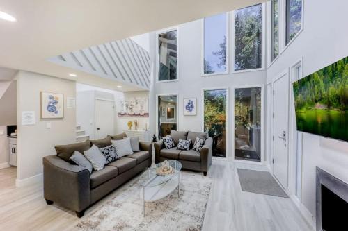 Menlo Park House | Luxury Family Home w AC and Patio near Meta and Stanford