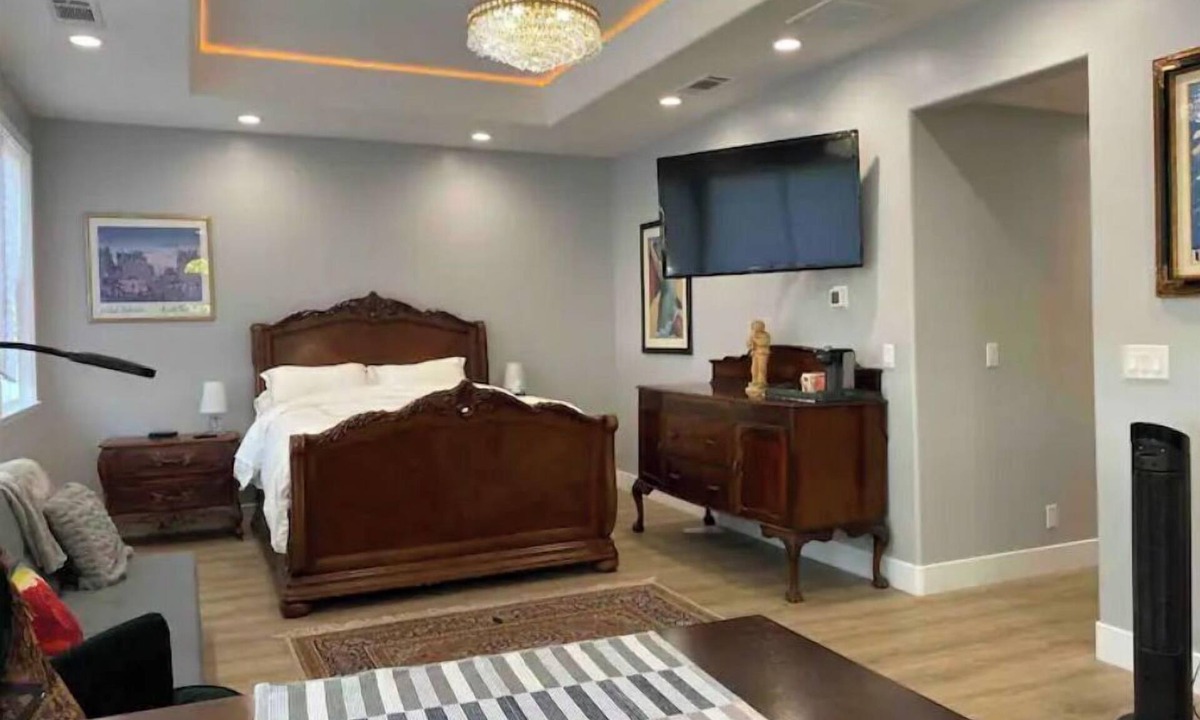 Redwood City Apartment | Luxury Spacious Studio in Woodside Plaza