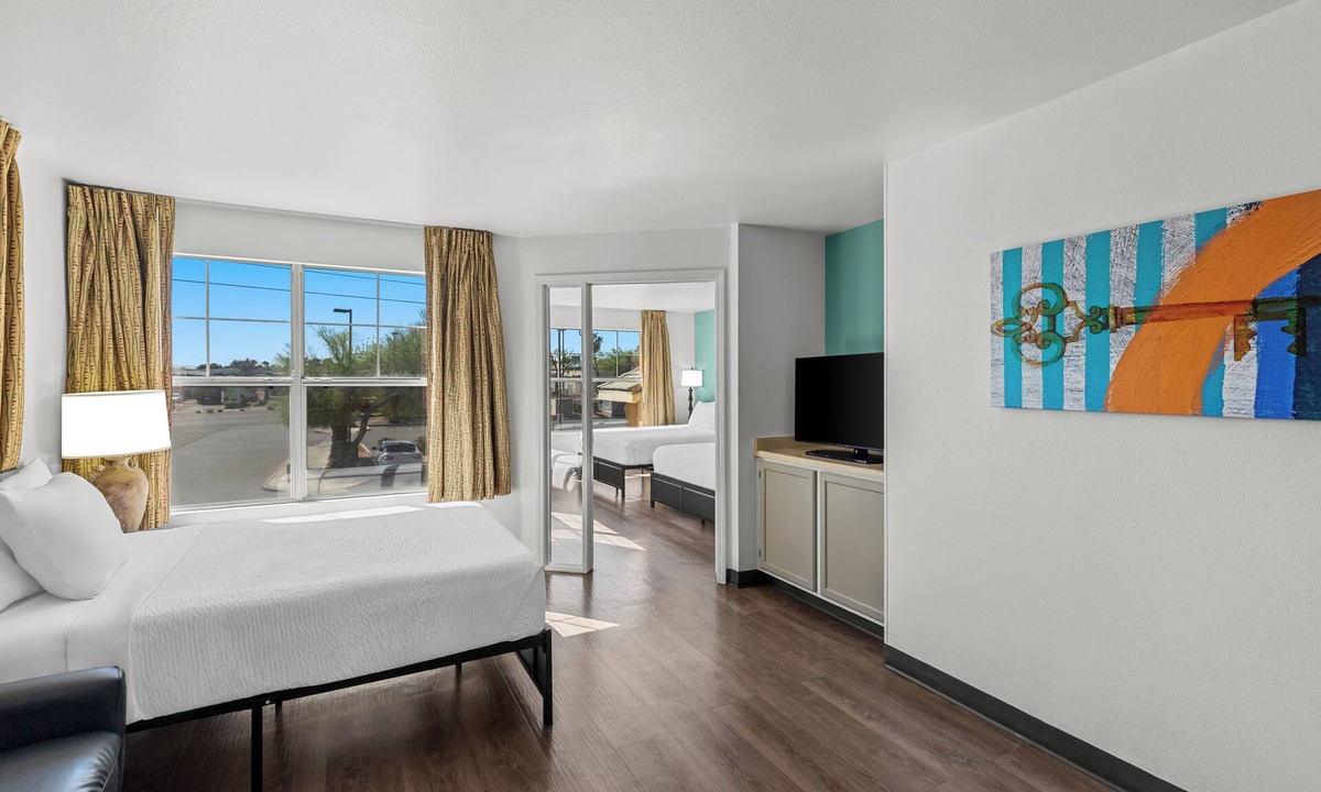 Paradise Hotel | MainStay Suites Las Vegas Flamingo