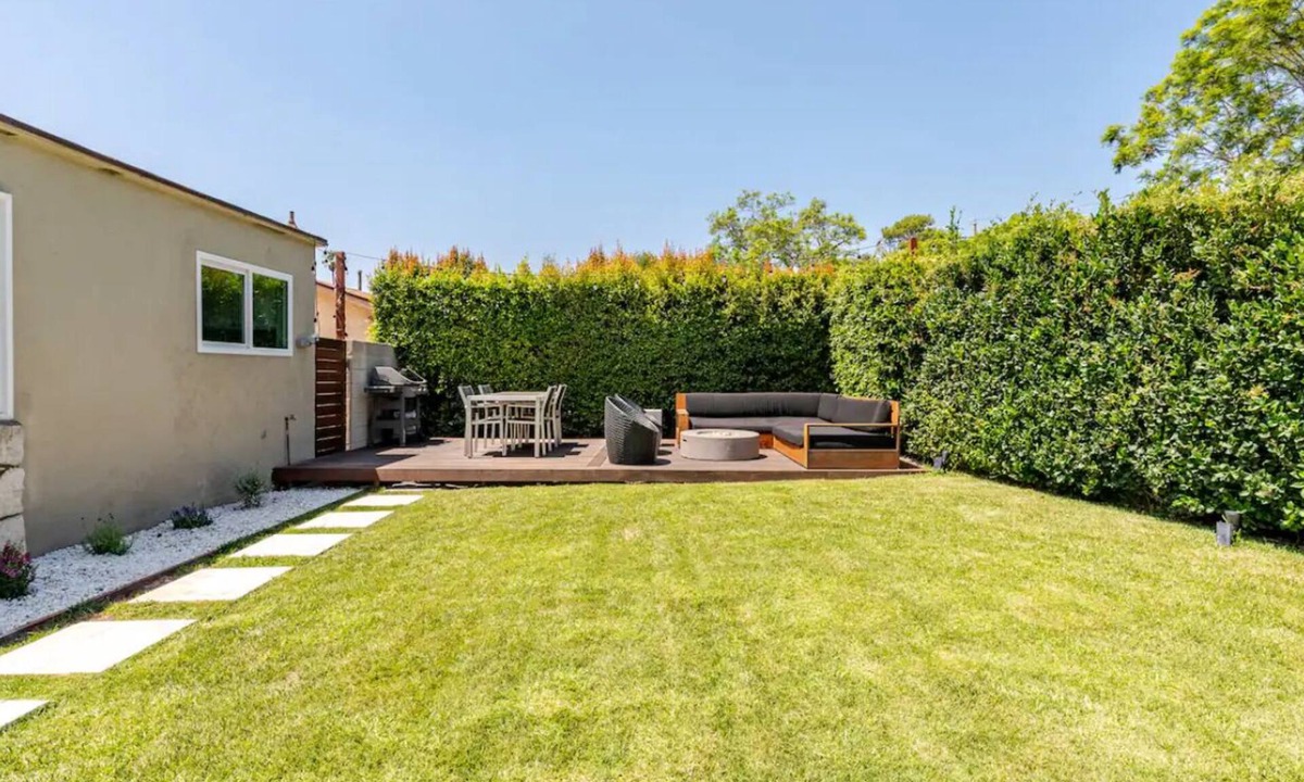 Inglewood House | Maison des Amis with deck and garden