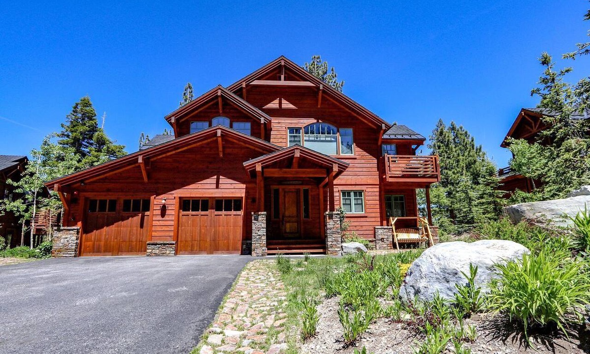 Mammoth Lakes Cabin | Majestic Mountain Escape: Elegant Home with Private Jacuzzi in Mammoth Lakes