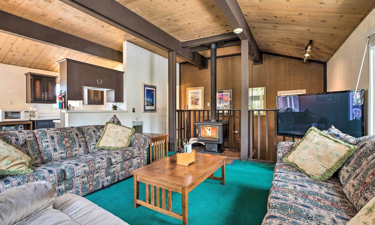 Mammoth Lakes Apartment | Mammoth Lakes Townhome < 2 Mi to Ski Area!