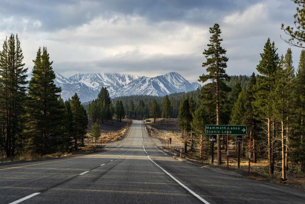 Mammoth Lakes House | Mammoth View Villas - Shop Hike or Golf