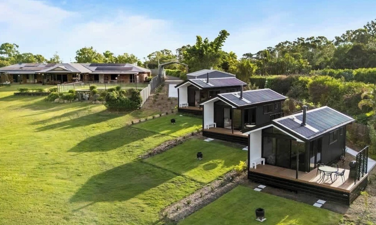 Ninderry House | Manor & 3 Villas - Pool & Coastal Views - 24ppl