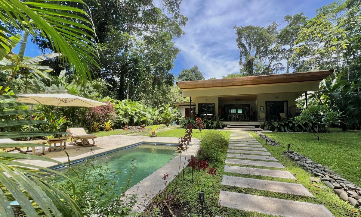 Manzanillo Ski Chalet | Manzanillo Pool House with FiberOpt