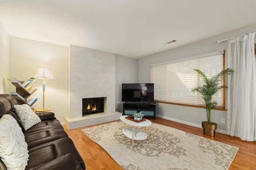Noble House | Marbella Lane - 4BR w Gem Pool in SiliconValley