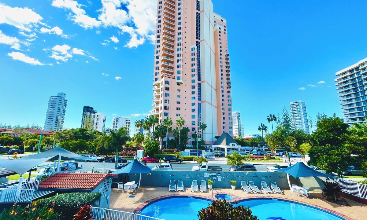 Gold Coast Apartment | Mattys BNB by the Beach 2 Bed/2 Bath apt With Pool, spa & Free Parking