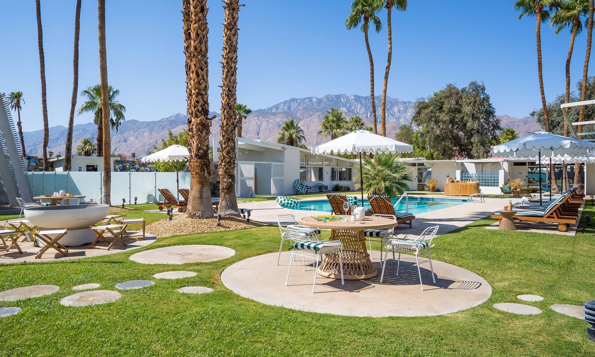 Desert Park Estates Hotel | Mid-Century Hotel + Pool + Hot Tub + Cold Plunge + Bikes | Minutes to Downtown