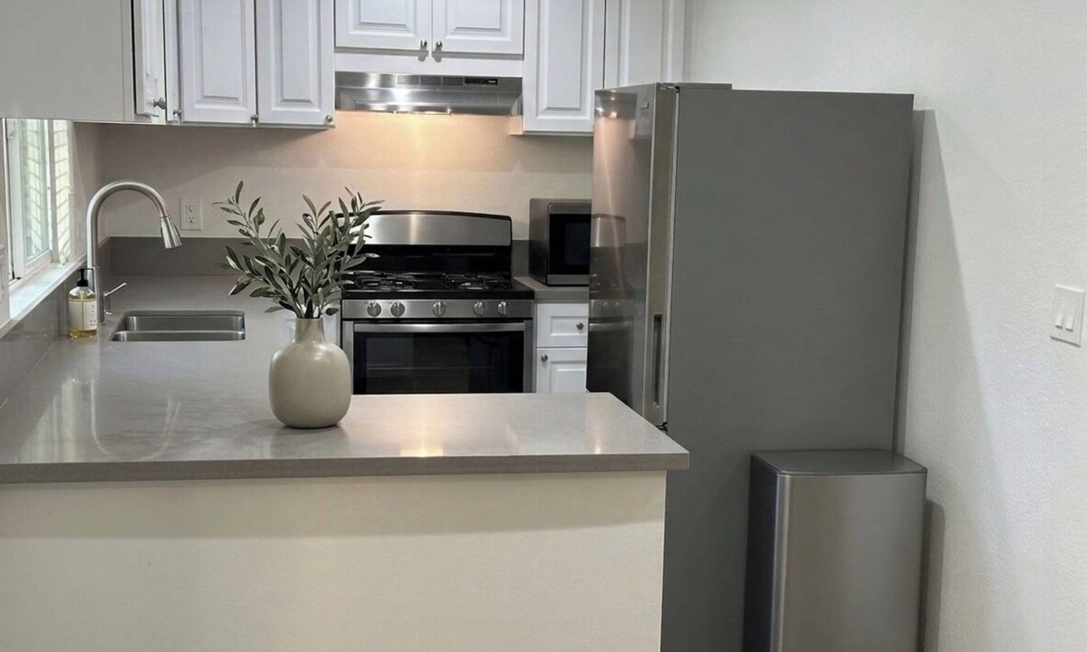 San Fernando House | Mid Century Style Home/Free Parking/BBQ/Firepit/Classic Arcade Machine