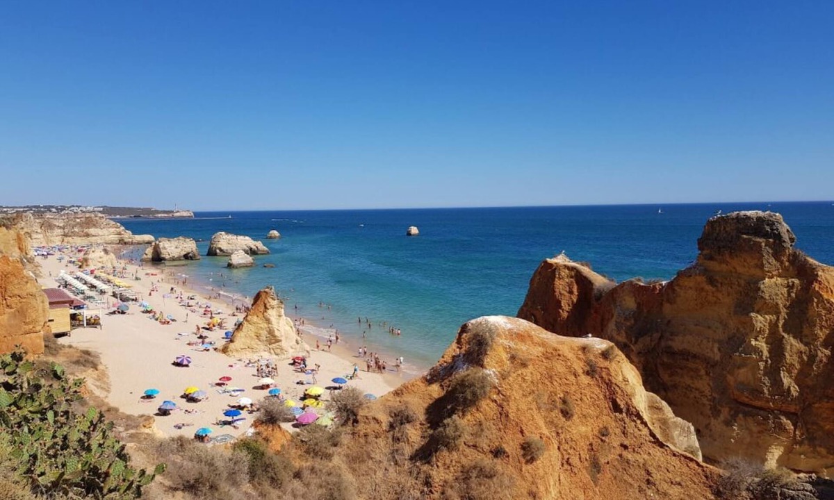 Estombar House | Minutes to Afurada Beach! Two Relaxing 2BR Apartment, Full Kitchens, 3 Pools!