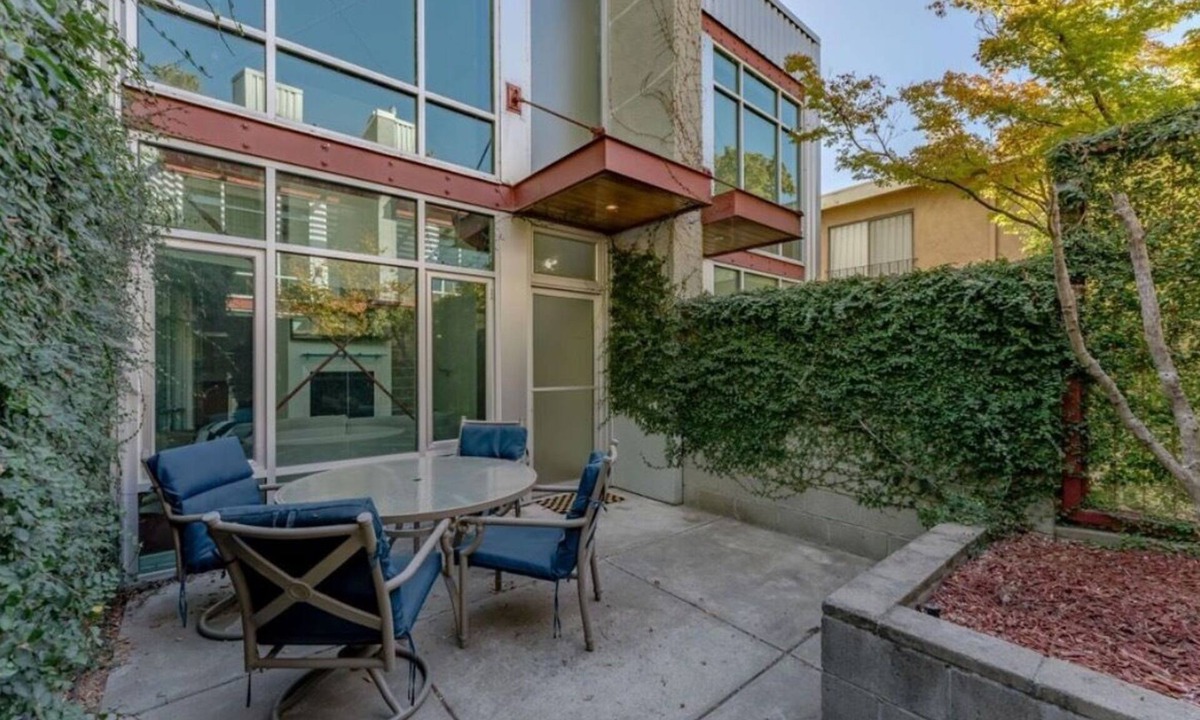 Midtown Sacramento House | Modern 2BR/2BA, garage next to R street, close to Golden 1 arena and Capitol n