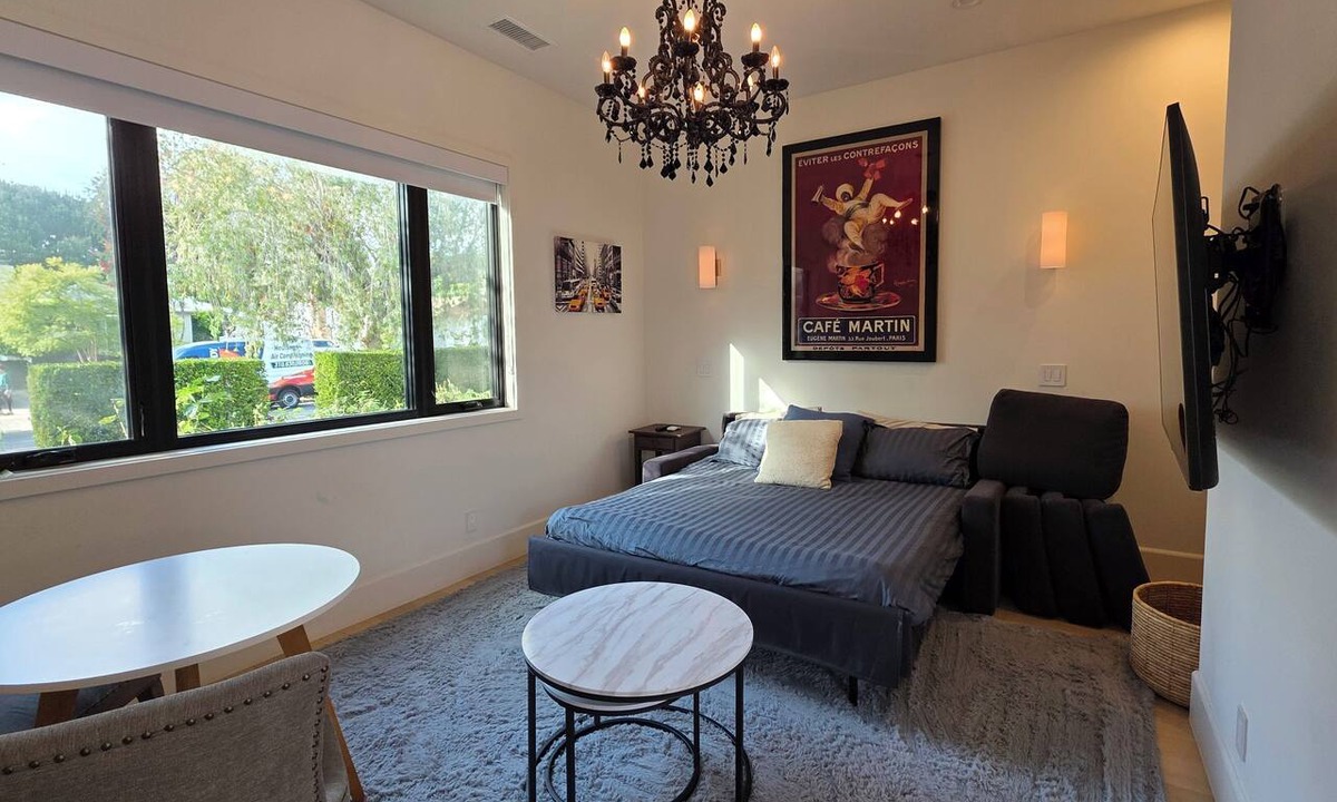 McManus Apartment | Modern bright & airy studio located in trendy Beverlywood close to Beverly Hills