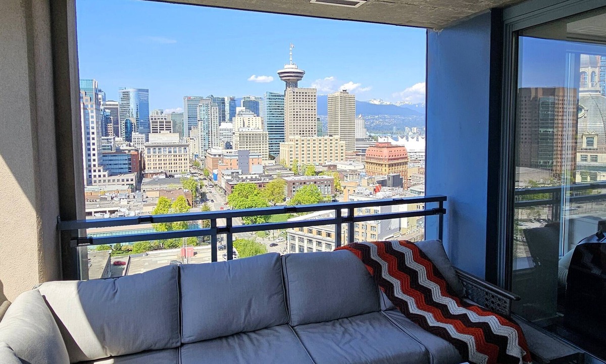 Crosstown Condo | Modern DT 2-Bed Condo, Large Balcony, Great View, Free Parking, A/C, EV charger