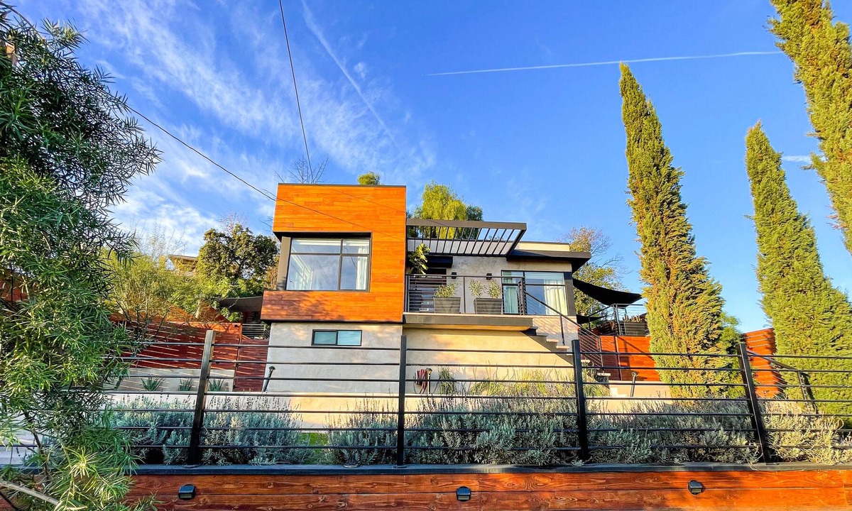 South San Gabriel House | Modern L.A. home with gorgeous views of the San Gabriel Mountains. Pet Friendly.